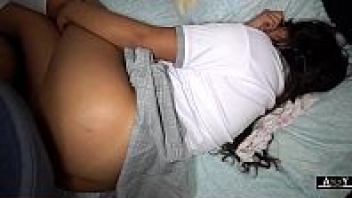 หนังโป๊พ่อข่มขืนลูกสาวคาชุดนักเรียนอินเดีย Desi Porn เพลียหนักขนาดโดนซอยหีตอนหลับ เสียงเย็ดถี่ๆดังเธอก็ยังไม่รู้สึกตัว ชักแตกนอกไม่ทันน้ำว่าวเต็มรูหีเลยทีนี้